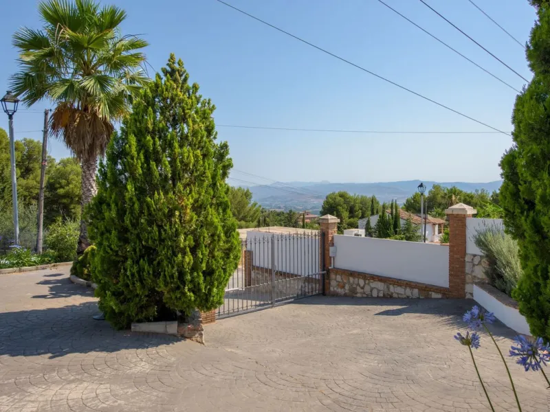Located in the sought-after area of Los Pinos, this beautiful traditional Andalusian home stands out for its unique charm, excellent location, and authentic character.