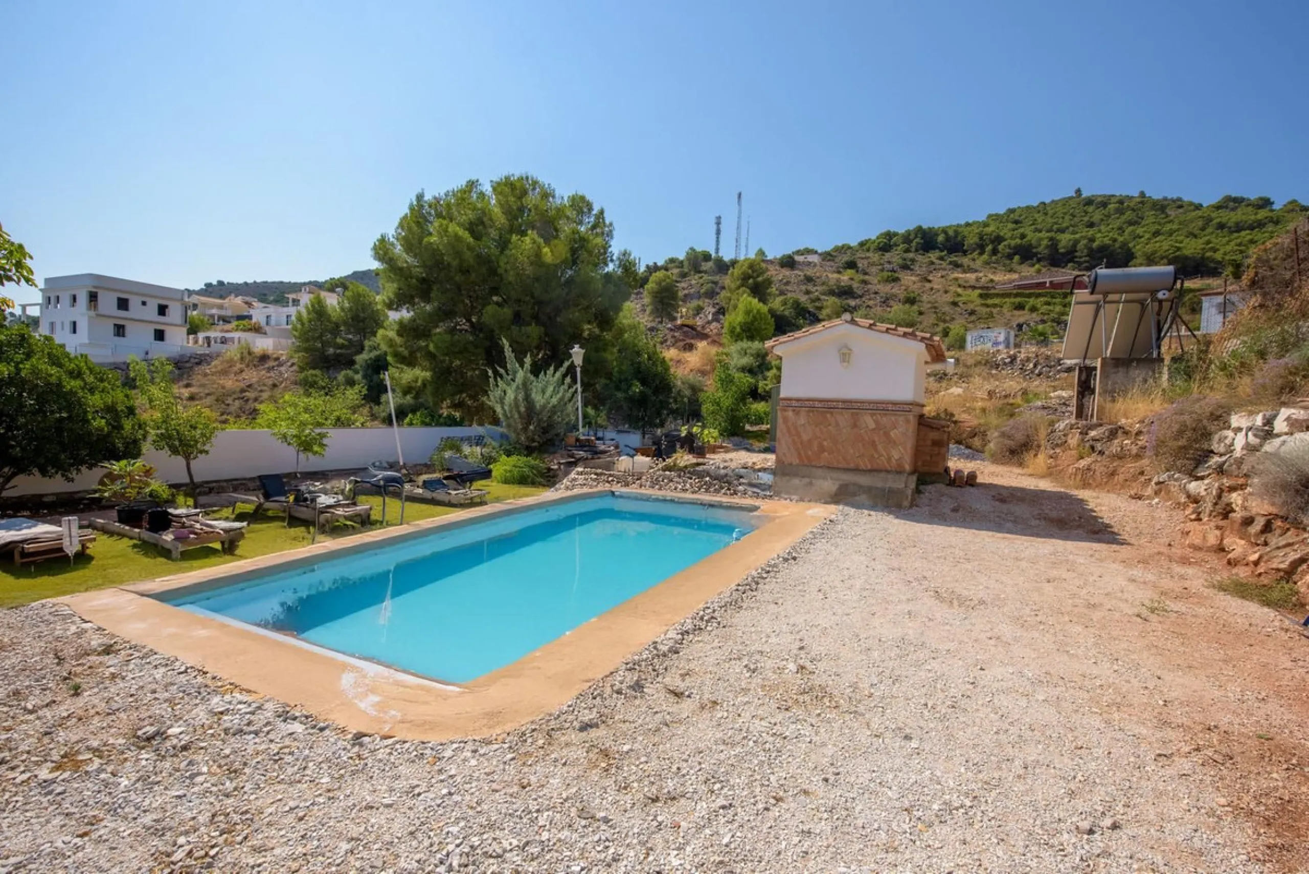 Located in the sought-after area of Los Pinos, this beautiful traditional Andalusian home stands out for its unique charm, excellent location, and authentic character.