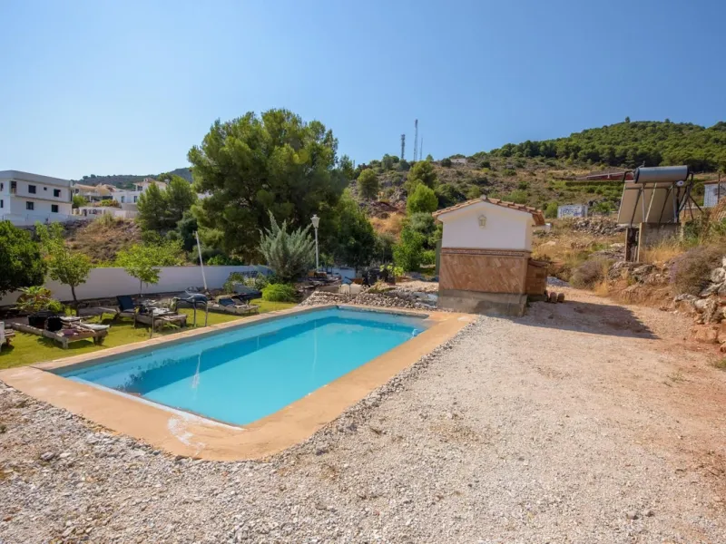 Located in the sought-after area of Los Pinos, this beautiful traditional Andalusian home stands out for its unique charm, excellent location, and authentic character.