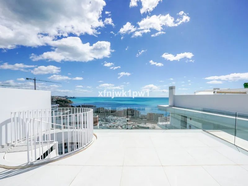 This magnificent penthouse has a total of 239 m2 built area, distributed across 85 m2 of living space, a 34 m2 terrace, and a 120 m2 solarium. It also includes two large parking spaces and a storage room, included in the price.