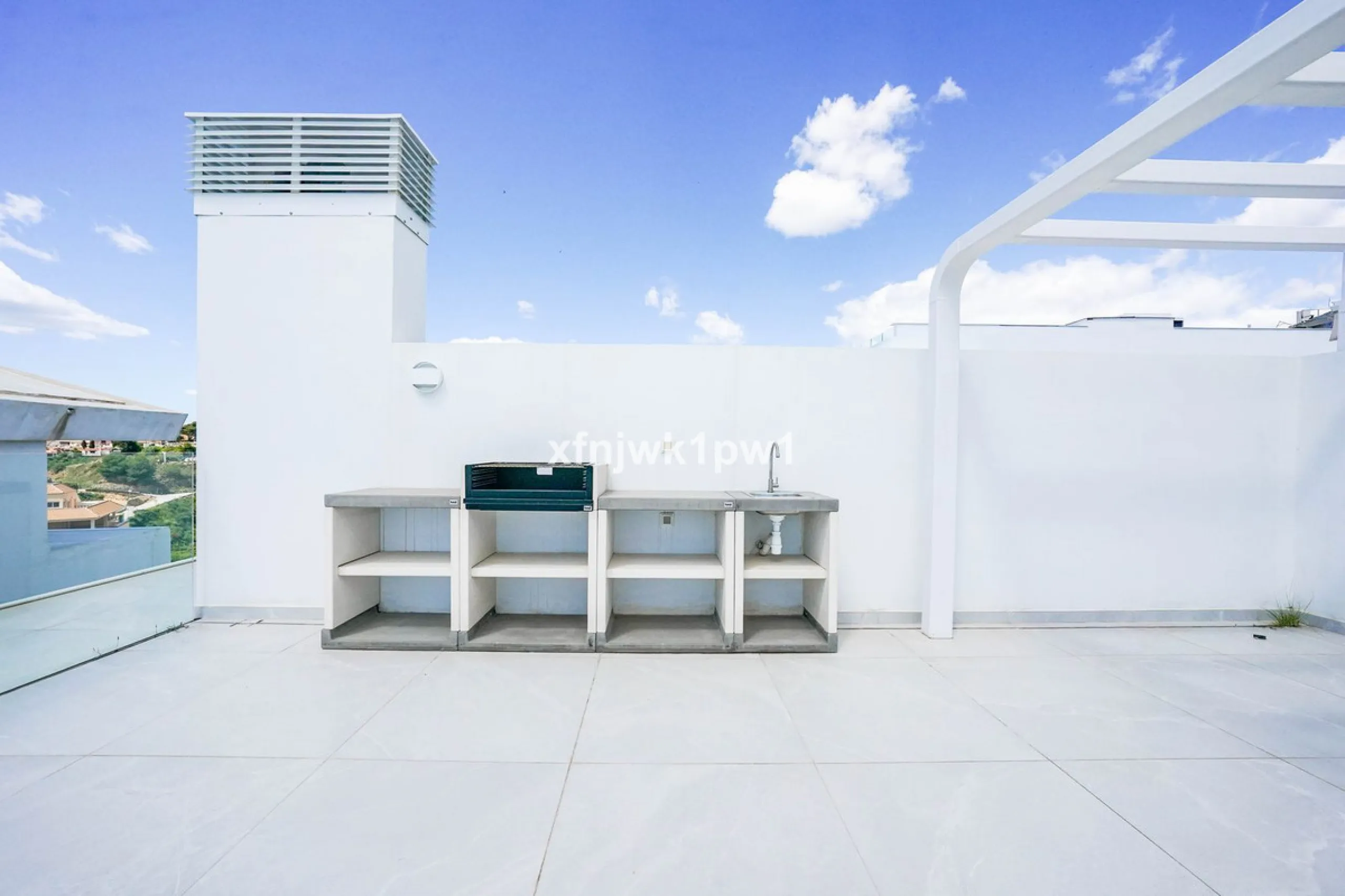 This magnificent penthouse has a total of 239 m2 built area, distributed across 85 m2 of living space, a 34 m2 terrace, and a 120 m2 solarium. It also includes two large parking spaces and a storage room, included in the price.