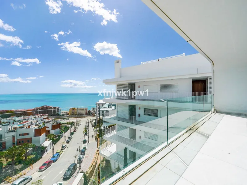 This magnificent penthouse has a total of 239 m2 built area, distributed across 85 m2 of living space, a 34 m2 terrace, and a 120 m2 solarium. It also includes two large parking spaces and a storage room, included in the price.