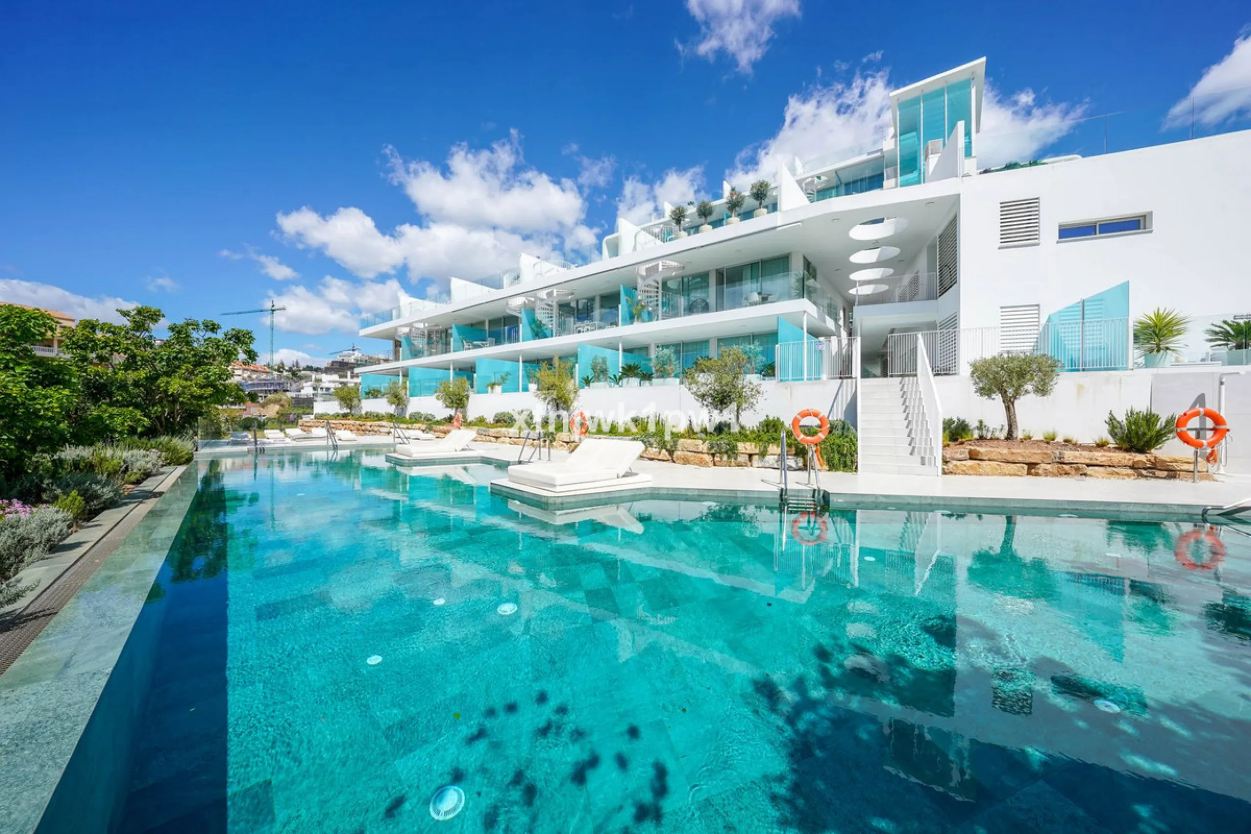 This magnificent penthouse has a total of 239 m2 built area, distributed across 85 m2 of living space, a 34 m2 terrace, and a 120 m2 solarium. It also includes two large parking spaces and a storage room, included in the price.