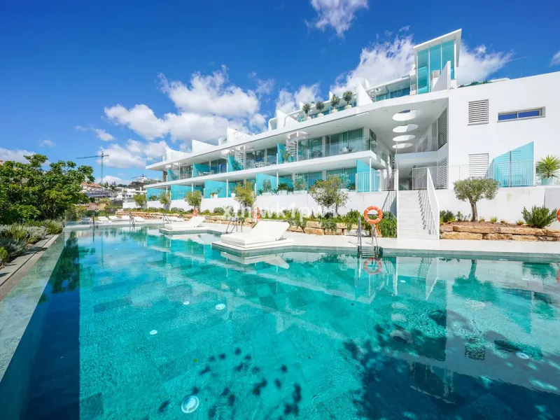 This magnificent penthouse has a total of 239 m2 built area, distributed across 85 m2 of living space, a 34 m2 terrace, and a 120 m2 solarium. It also includes two large parking spaces and a storage room, included in the price.