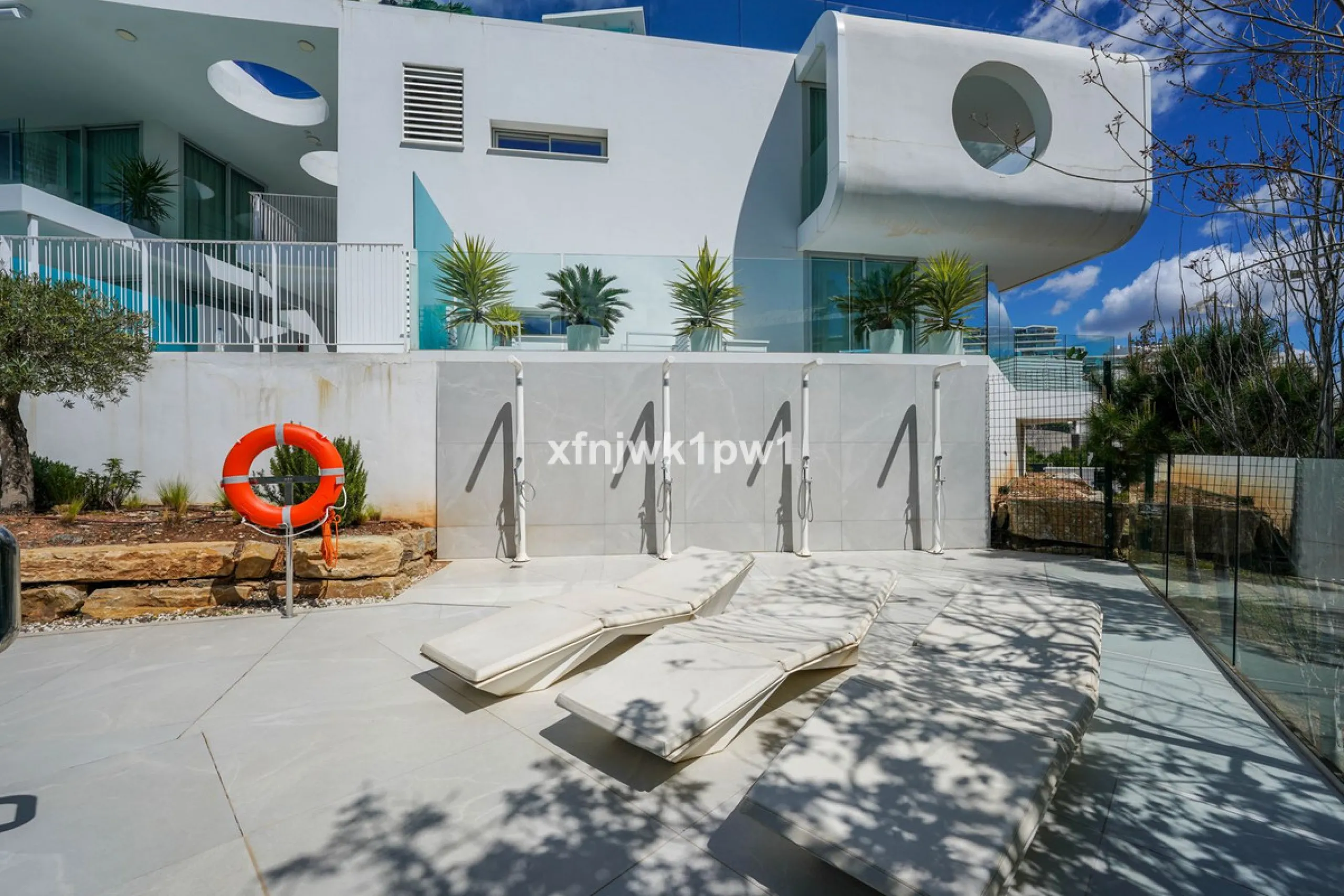 This magnificent penthouse has a total of 239 m2 built area, distributed across 85 m2 of living space, a 34 m2 terrace, and a 120 m2 solarium. It also includes two large parking spaces and a storage room, included in the price.