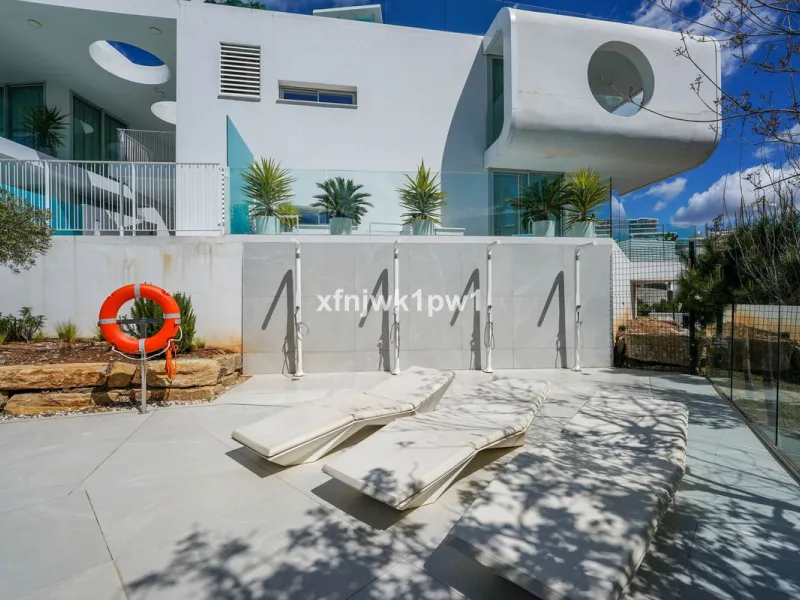 This magnificent penthouse has a total of 239 m2 built area, distributed across 85 m2 of living space, a 34 m2 terrace, and a 120 m2 solarium. It also includes two large parking spaces and a storage room, included in the price.