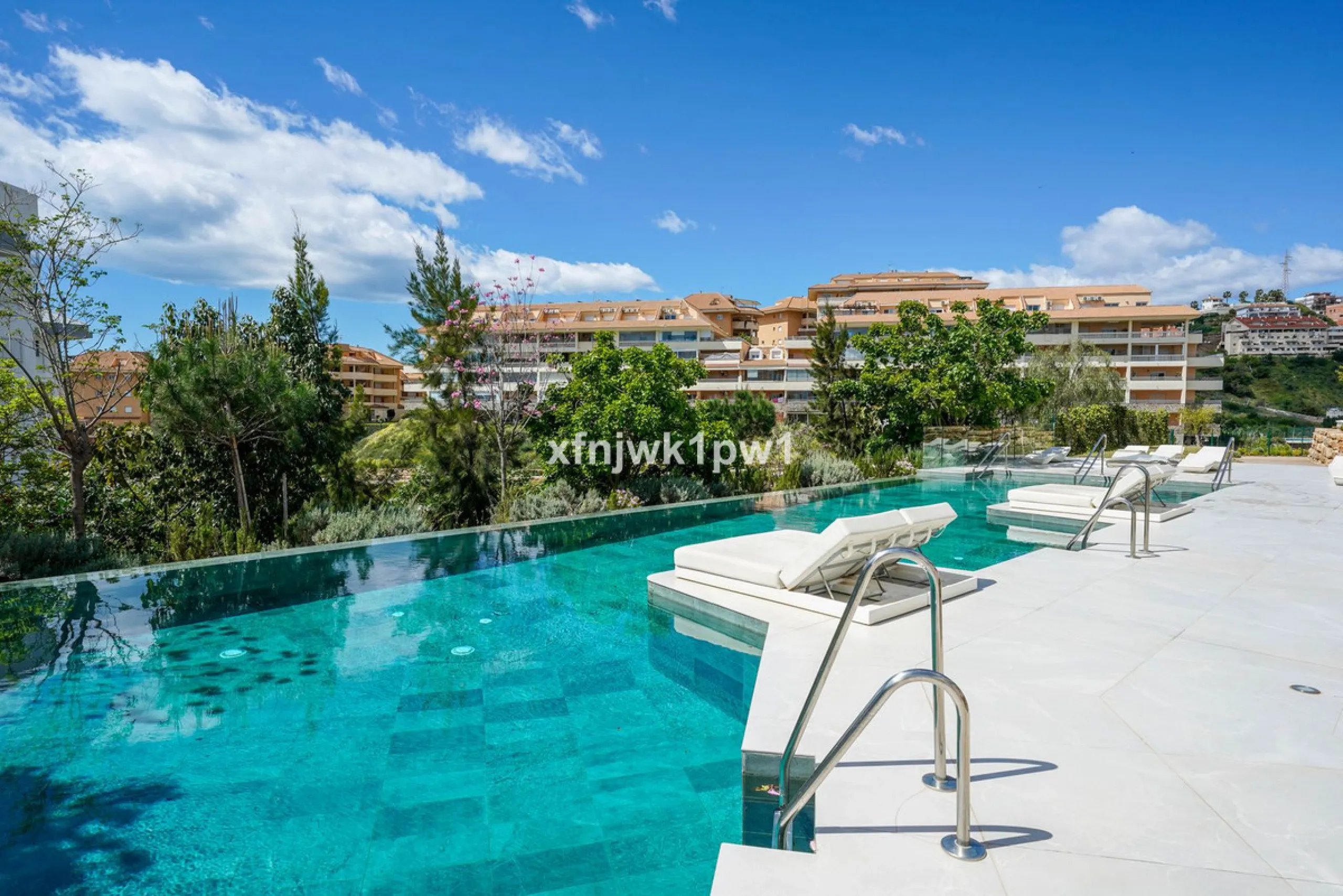 This magnificent penthouse has a total of 239 m2 built area, distributed across 85 m2 of living space, a 34 m2 terrace, and a 120 m2 solarium. It also includes two large parking spaces and a storage room, included in the price.