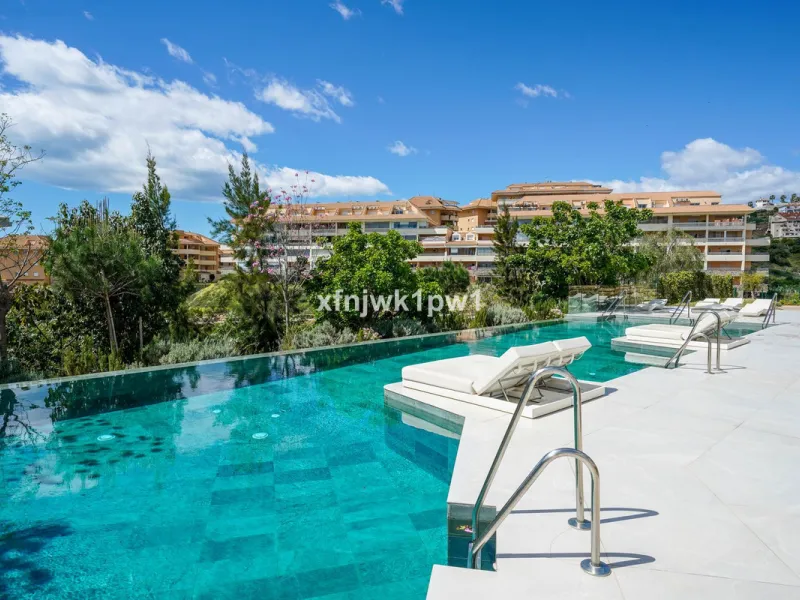 This magnificent penthouse has a total of 239 m2 built area, distributed across 85 m2 of living space, a 34 m2 terrace, and a 120 m2 solarium. It also includes two large parking spaces and a storage room, included in the price.