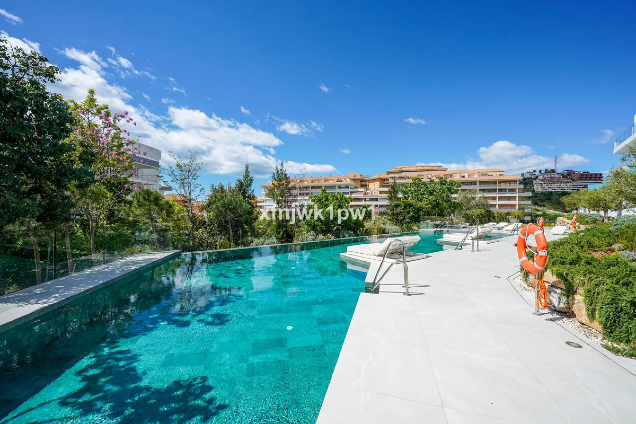 This magnificent penthouse has a total of 239 m2 built area, distributed across 85 m2 of living space, a 34 m2 terrace, and a 120 m2 solarium. It also includes two large parking spaces and a storage room, included in the price.