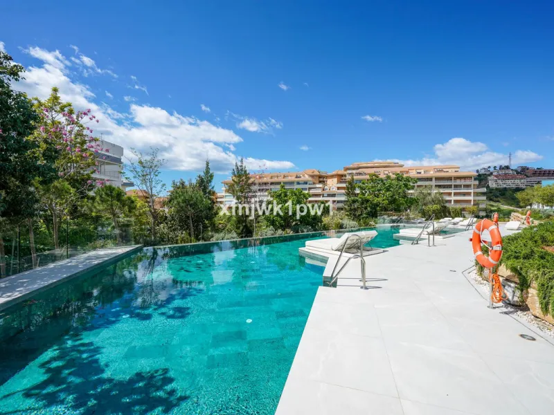 This magnificent penthouse has a total of 239 m2 built area, distributed across 85 m2 of living space, a 34 m2 terrace, and a 120 m2 solarium. It also includes two large parking spaces and a storage room, included in the price.