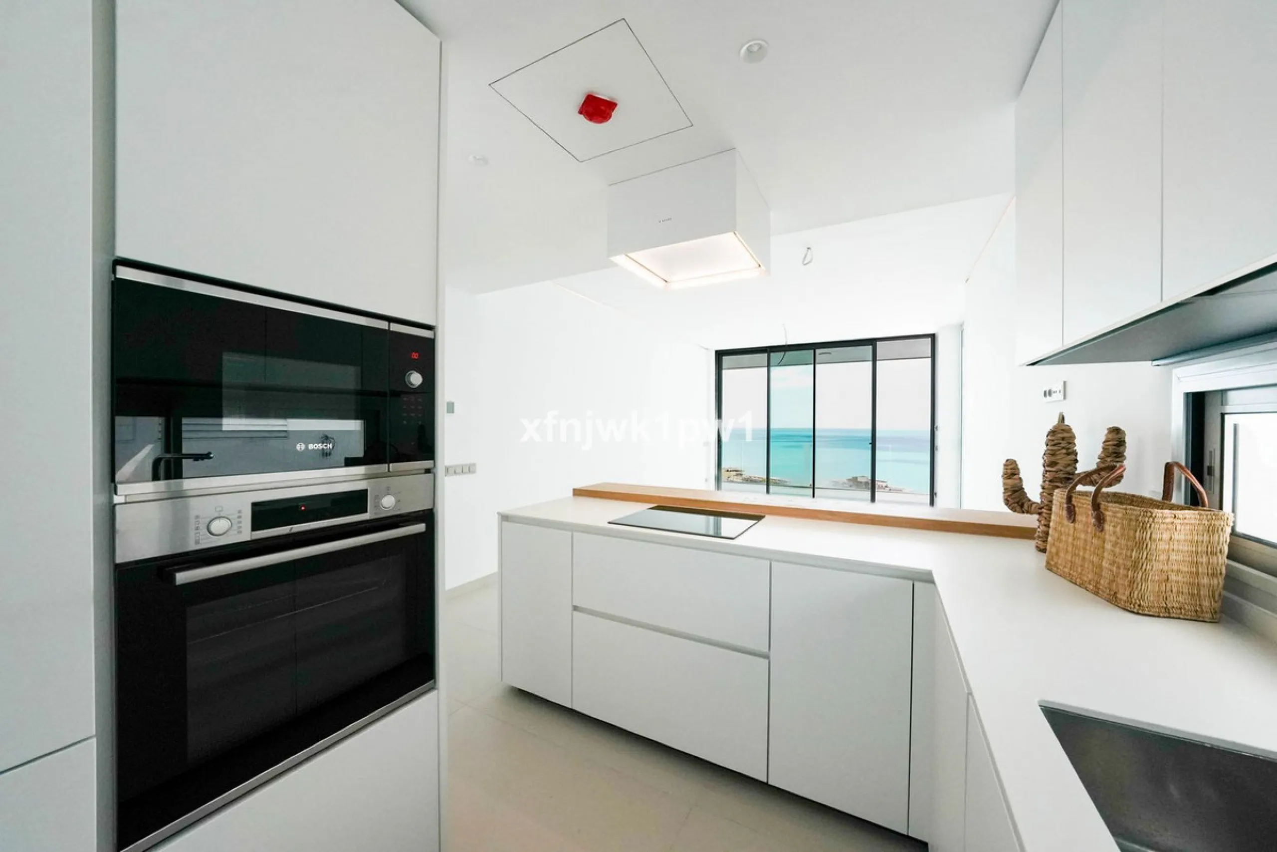 This magnificent penthouse has a total of 239 m2 built area, distributed across 85 m2 of living space, a 34 m2 terrace, and a 120 m2 solarium. It also includes two large parking spaces and a storage room, included in the price.