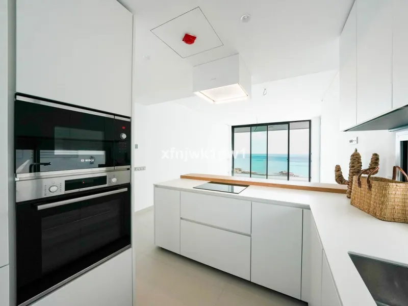 This magnificent penthouse has a total of 239 m2 built area, distributed across 85 m2 of living space, a 34 m2 terrace, and a 120 m2 solarium. It also includes two large parking spaces and a storage room, included in the price.