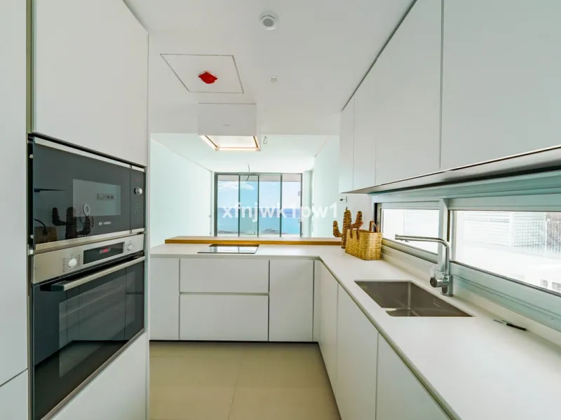 This magnificent penthouse has a total of 239 m2 built area, distributed across 85 m2 of living space, a 34 m2 terrace, and a 120 m2 solarium. It also includes two large parking spaces and a storage room, included in the price.