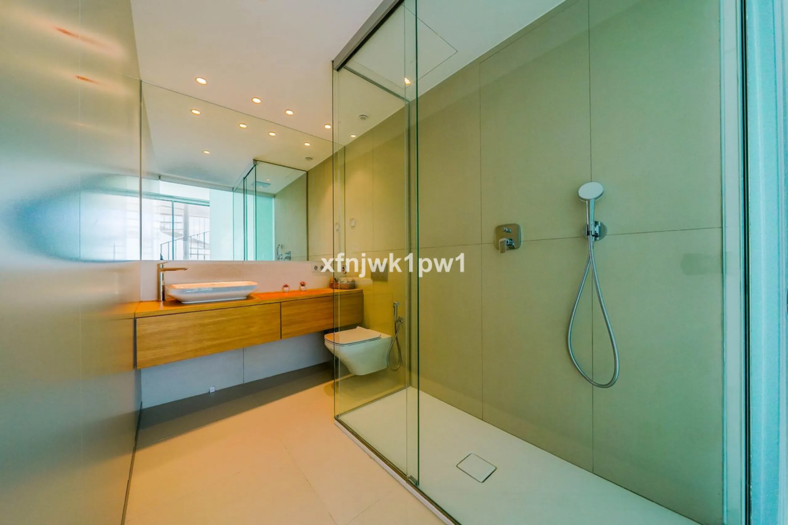This magnificent penthouse has a total of 239 m2 built area, distributed across 85 m2 of living space, a 34 m2 terrace, and a 120 m2 solarium. It also includes two large parking spaces and a storage room, included in the price.