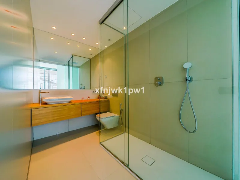 This magnificent penthouse has a total of 239 m2 built area, distributed across 85 m2 of living space, a 34 m2 terrace, and a 120 m2 solarium. It also includes two large parking spaces and a storage room, included in the price.