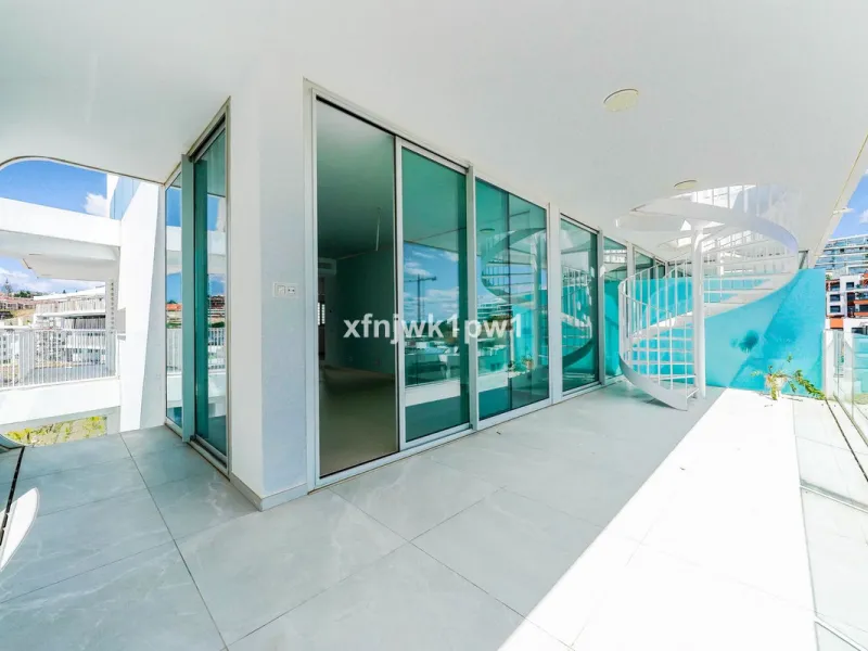 This magnificent penthouse has a total of 239 m2 built area, distributed across 85 m2 of living space, a 34 m2 terrace, and a 120 m2 solarium. It also includes two large parking spaces and a storage room, included in the price.