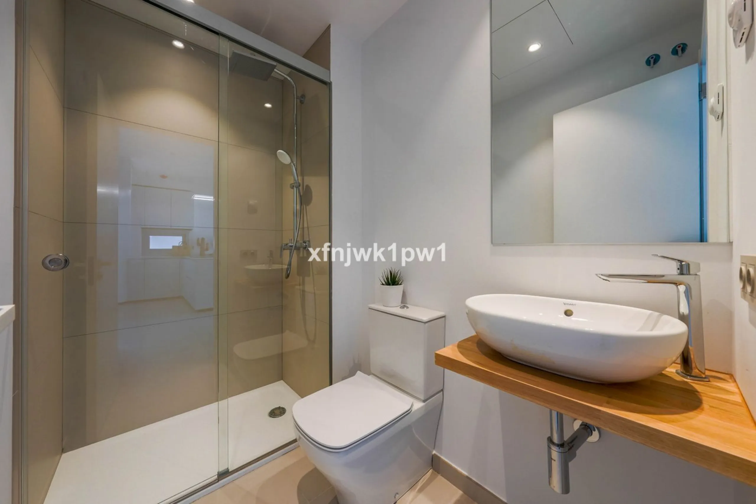 This magnificent penthouse has a total of 239 m2 built area, distributed across 85 m2 of living space, a 34 m2 terrace, and a 120 m2 solarium. It also includes two large parking spaces and a storage room, included in the price.