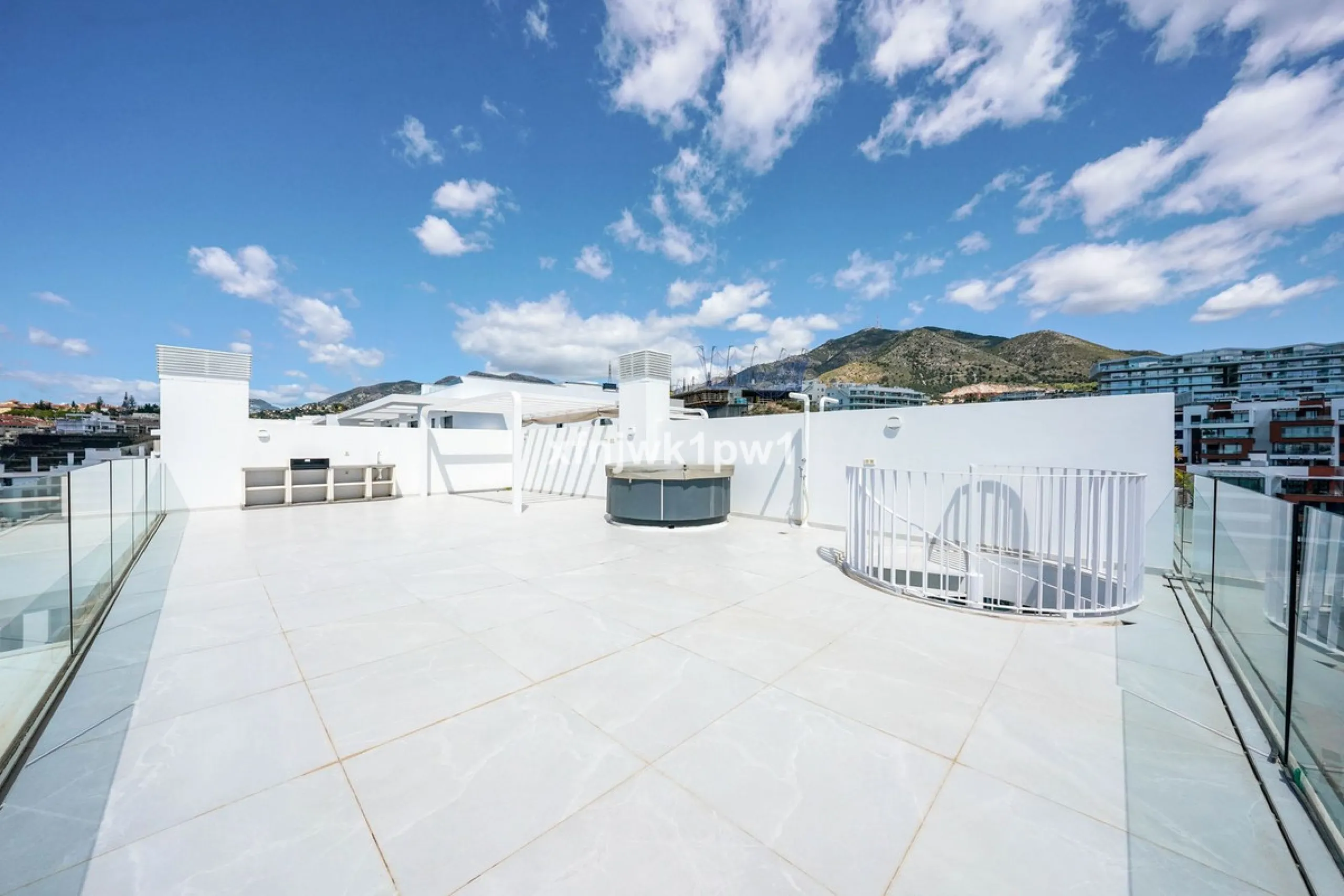 This magnificent penthouse has a total of 239 m2 built area, distributed across 85 m2 of living space, a 34 m2 terrace, and a 120 m2 solarium. It also includes two large parking spaces and a storage room, included in the price.