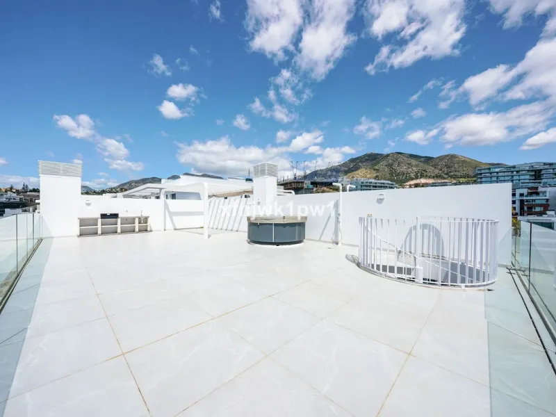 This magnificent penthouse has a total of 239 m2 built area, distributed across 85 m2 of living space, a 34 m2 terrace, and a 120 m2 solarium. It also includes two large parking spaces and a storage room, included in the price.