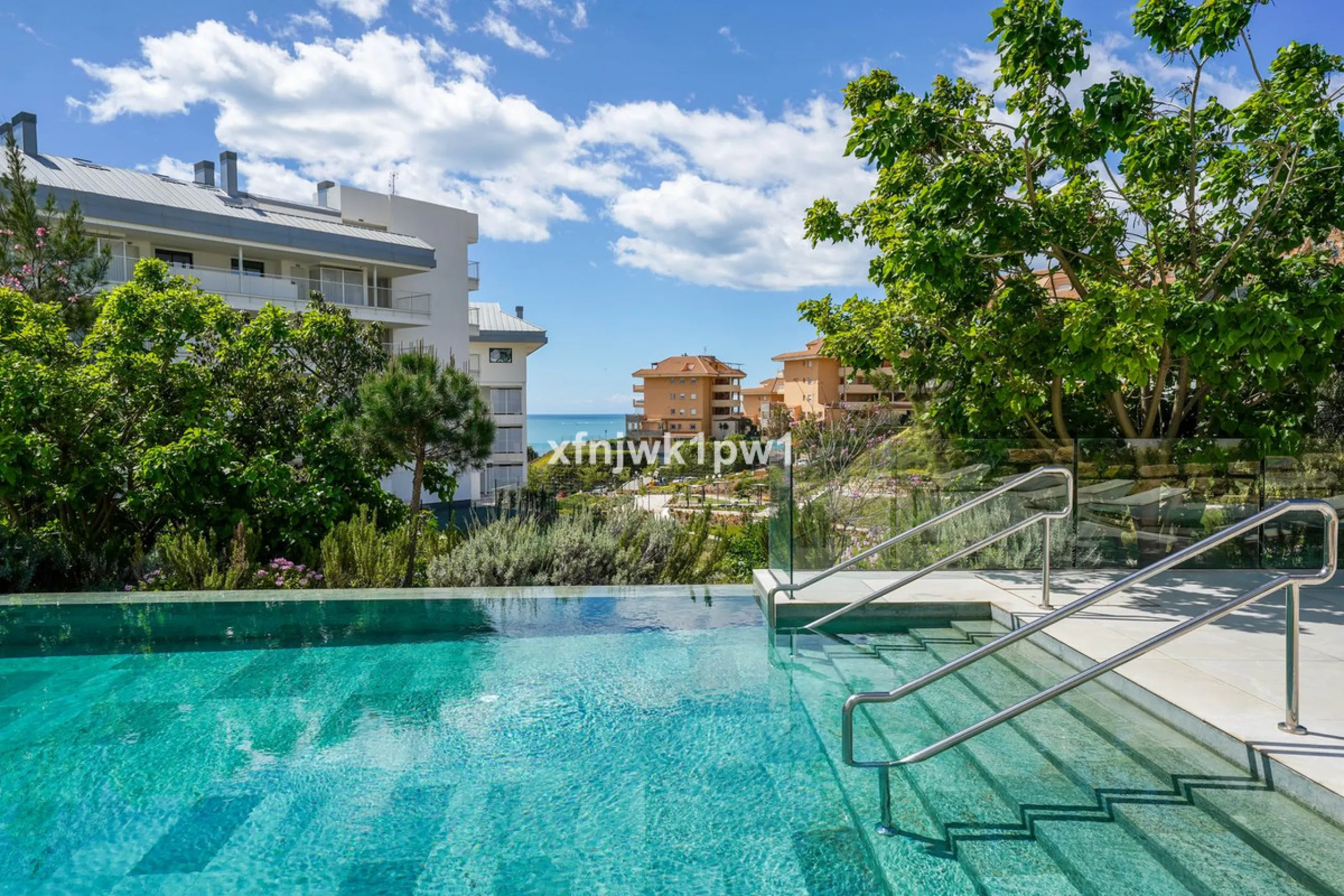 This magnificent penthouse has a total of 239 m2 built area, distributed across 85 m2 of living space, a 34 m2 terrace, and a 120 m2 solarium. It also includes two large parking spaces and a storage room, included in the price.