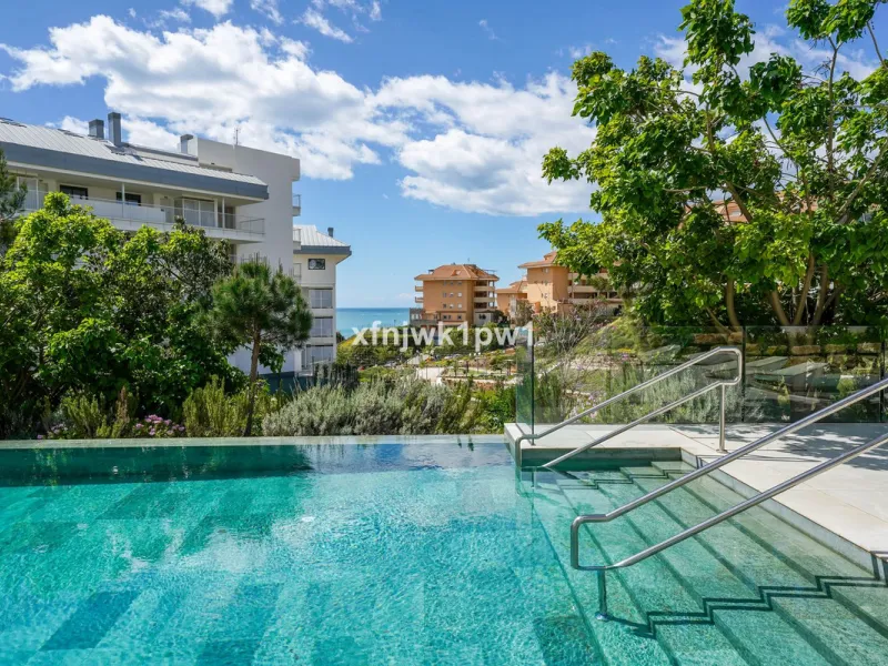 This magnificent penthouse has a total of 239 m2 built area, distributed across 85 m2 of living space, a 34 m2 terrace, and a 120 m2 solarium. It also includes two large parking spaces and a storage room, included in the price.