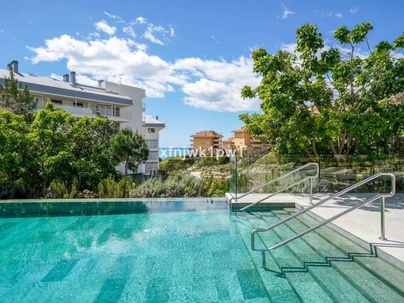 This magnificent penthouse has a total of 239 m2 built area, distributed across 85 m2 of living space, a 34 m2 terrace, and a 120 m2 solarium. It also includes two large parking spaces and a storage room, included in the price.