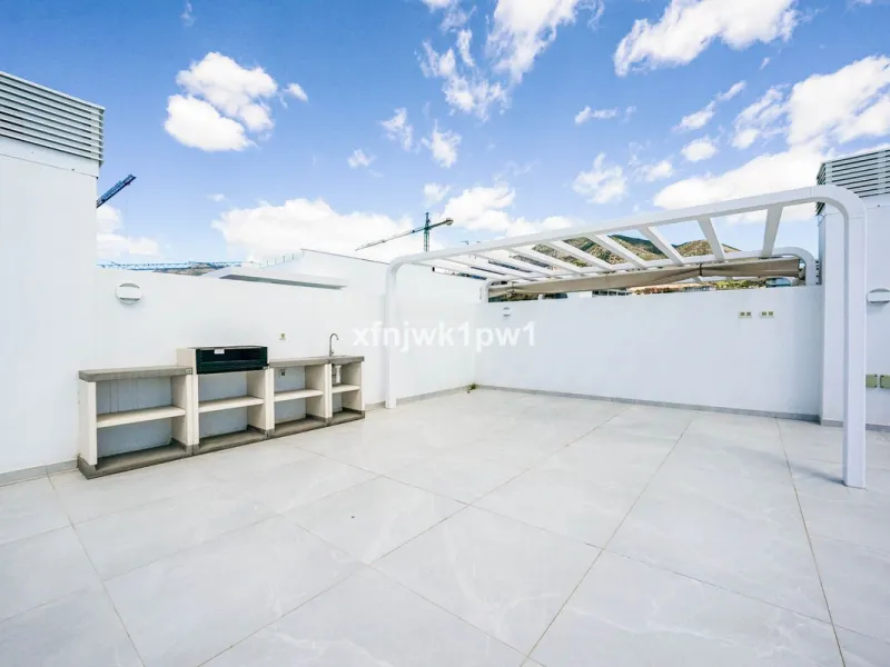 This magnificent penthouse has a total of 239 m2 built area, distributed across 85 m2 of living space, a 34 m2 terrace, and a 120 m2 solarium. It also includes two large parking spaces and a storage room, included in the price.