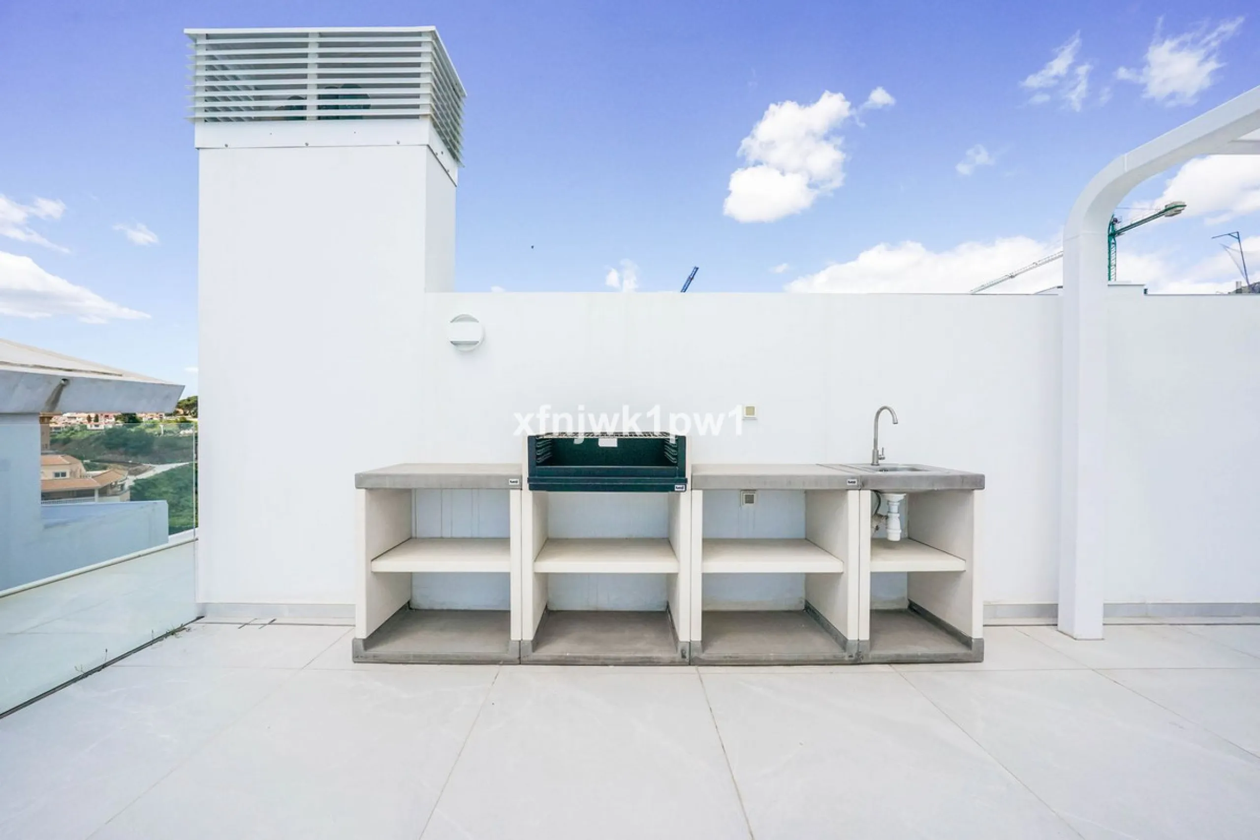 This magnificent penthouse has a total of 239 m2 built area, distributed across 85 m2 of living space, a 34 m2 terrace, and a 120 m2 solarium. It also includes two large parking spaces and a storage room, included in the price.