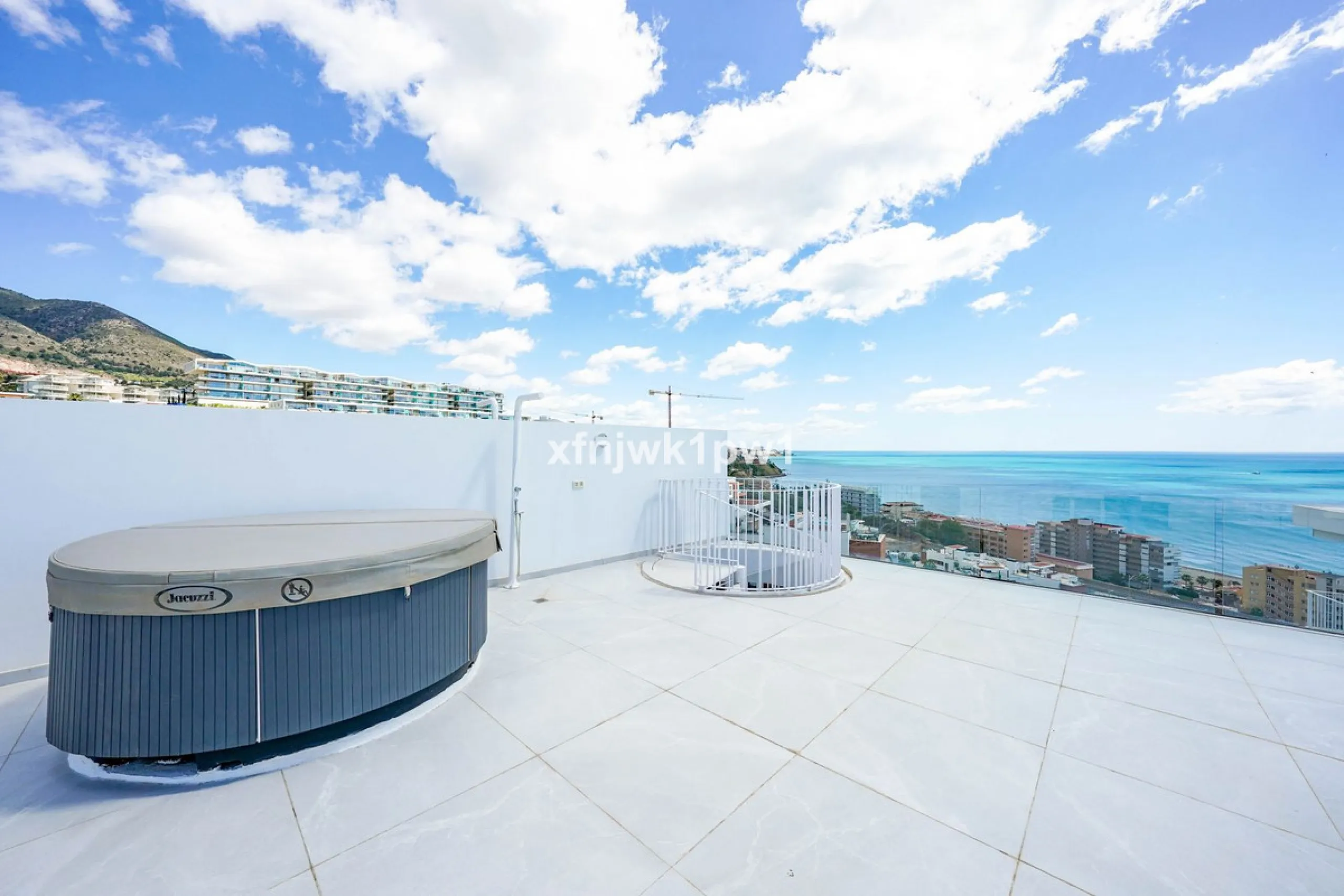 This magnificent penthouse has a total of 239 m2 built area, distributed across 85 m2 of living space, a 34 m2 terrace, and a 120 m2 solarium. It also includes two large parking spaces and a storage room, included in the price.