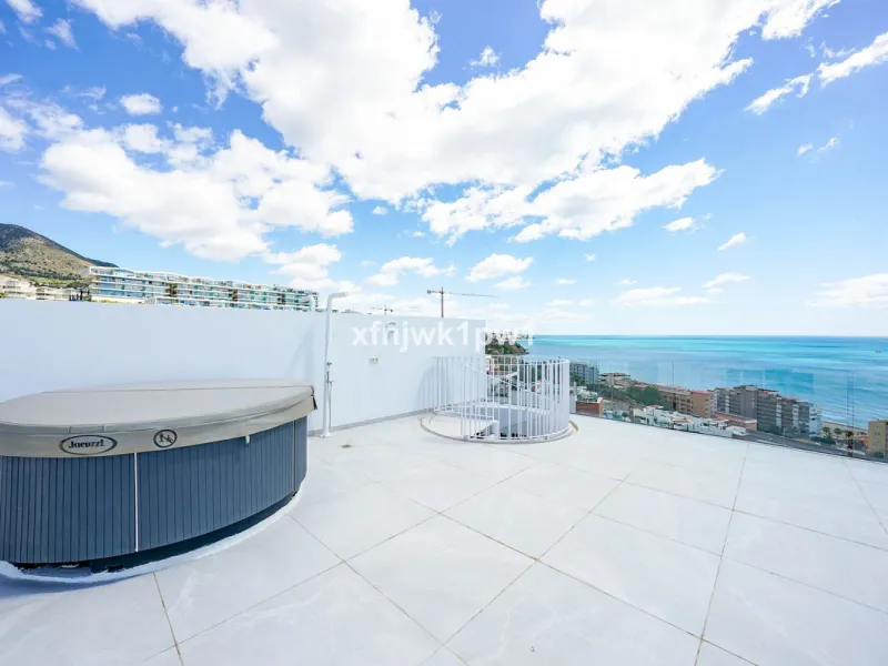 This magnificent penthouse has a total of 239 m2 built area, distributed across 85 m2 of living space, a 34 m2 terrace, and a 120 m2 solarium. It also includes two large parking spaces and a storage room, included in the price.