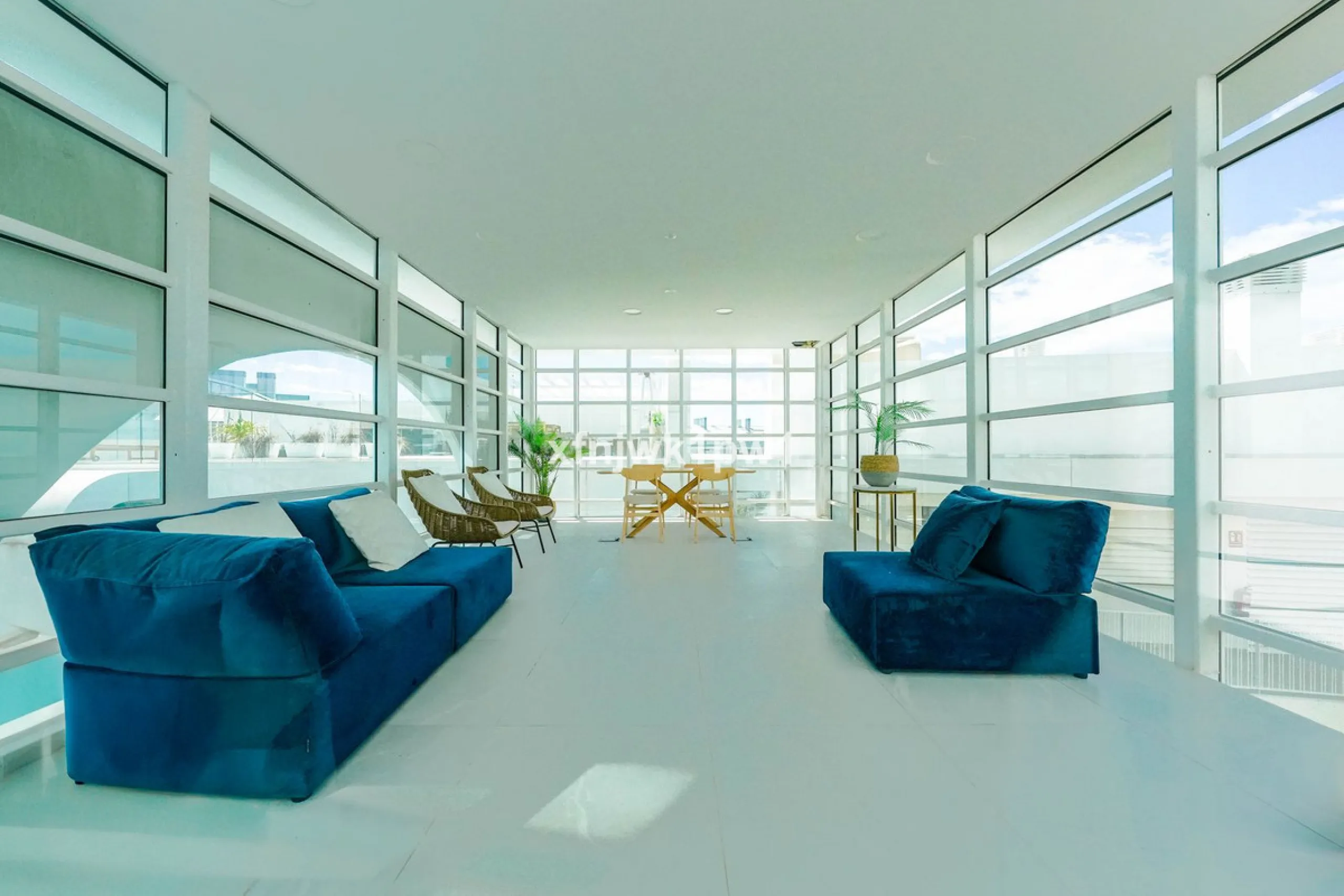 This magnificent penthouse has a total of 239 m2 built area, distributed across 85 m2 of living space, a 34 m2 terrace, and a 120 m2 solarium. It also includes two large parking spaces and a storage room, included in the price.
