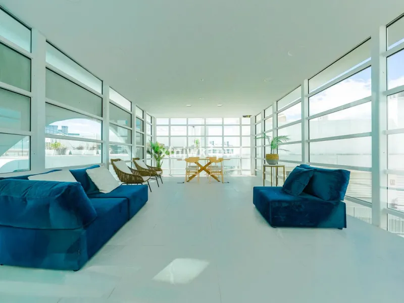 This magnificent penthouse has a total of 239 m2 built area, distributed across 85 m2 of living space, a 34 m2 terrace, and a 120 m2 solarium. It also includes two large parking spaces and a storage room, included in the price.