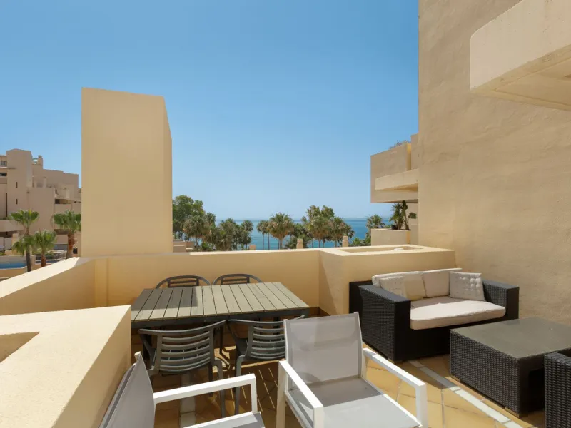 Stunning 3 bed duplex with private rooftop pool located in the exclusive beachfront urbanisation Bahia de la Plata.