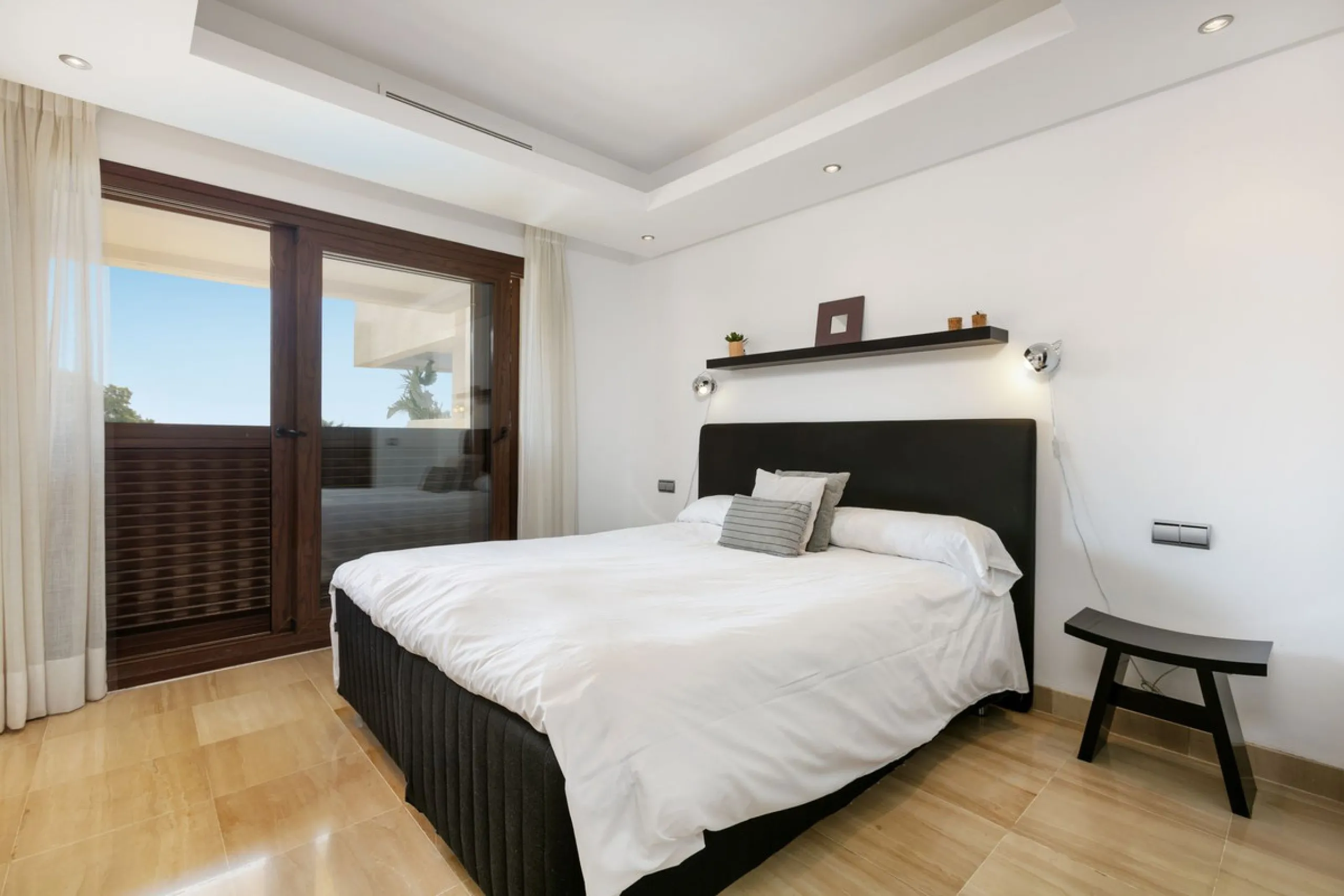 Stunning 3 bed duplex with private rooftop pool located in the exclusive beachfront urbanisation Bahia de la Plata.