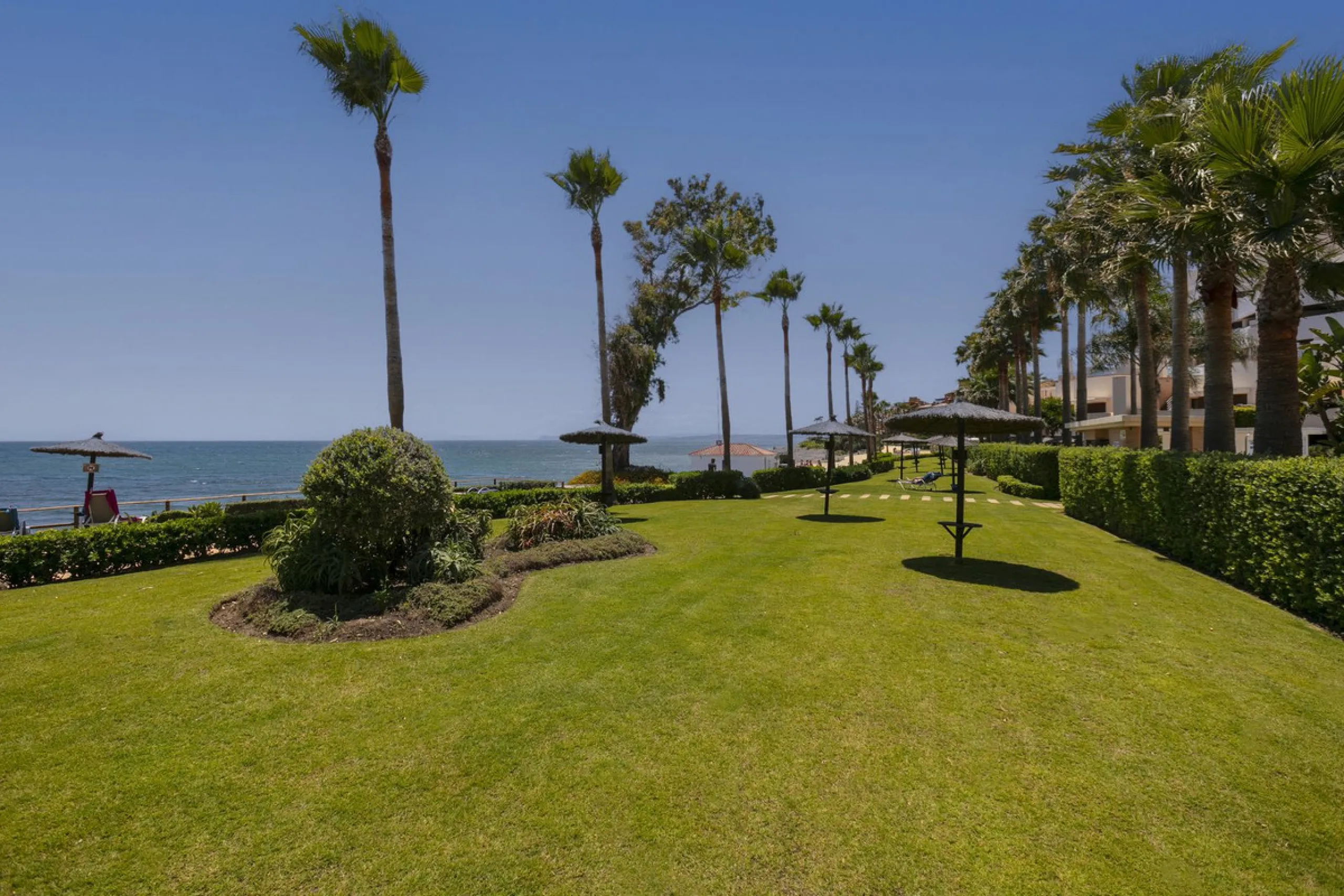 Stunning 3 bed duplex with private rooftop pool located in the exclusive beachfront urbanisation Bahia de la Plata.