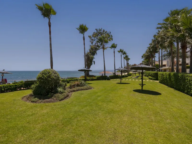 Stunning 3 bed duplex with private rooftop pool located in the exclusive beachfront urbanisation Bahia de la Plata.