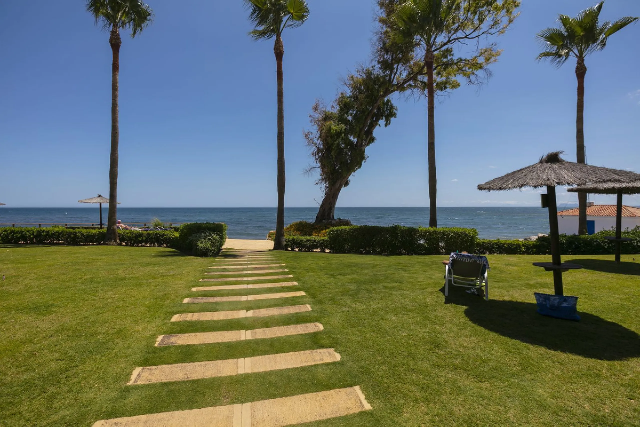 Stunning 3 bed duplex with private rooftop pool located in the exclusive beachfront urbanisation Bahia de la Plata.