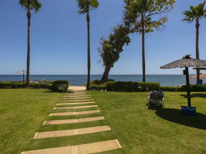Stunning 3 bed duplex with private rooftop pool located in the exclusive beachfront urbanisation Bahia de la Plata.