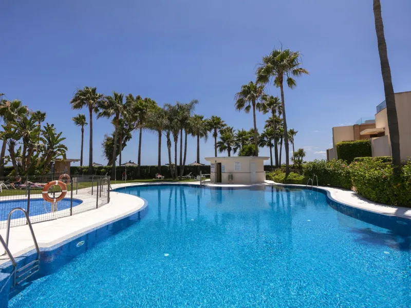 Stunning 3 bed duplex with private rooftop pool located in the exclusive beachfront urbanisation Bahia de la Plata.