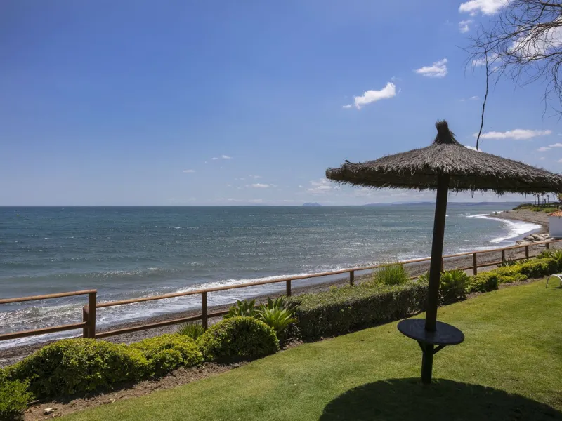 Stunning 3 bed duplex with private rooftop pool located in the exclusive beachfront urbanisation Bahia de la Plata.