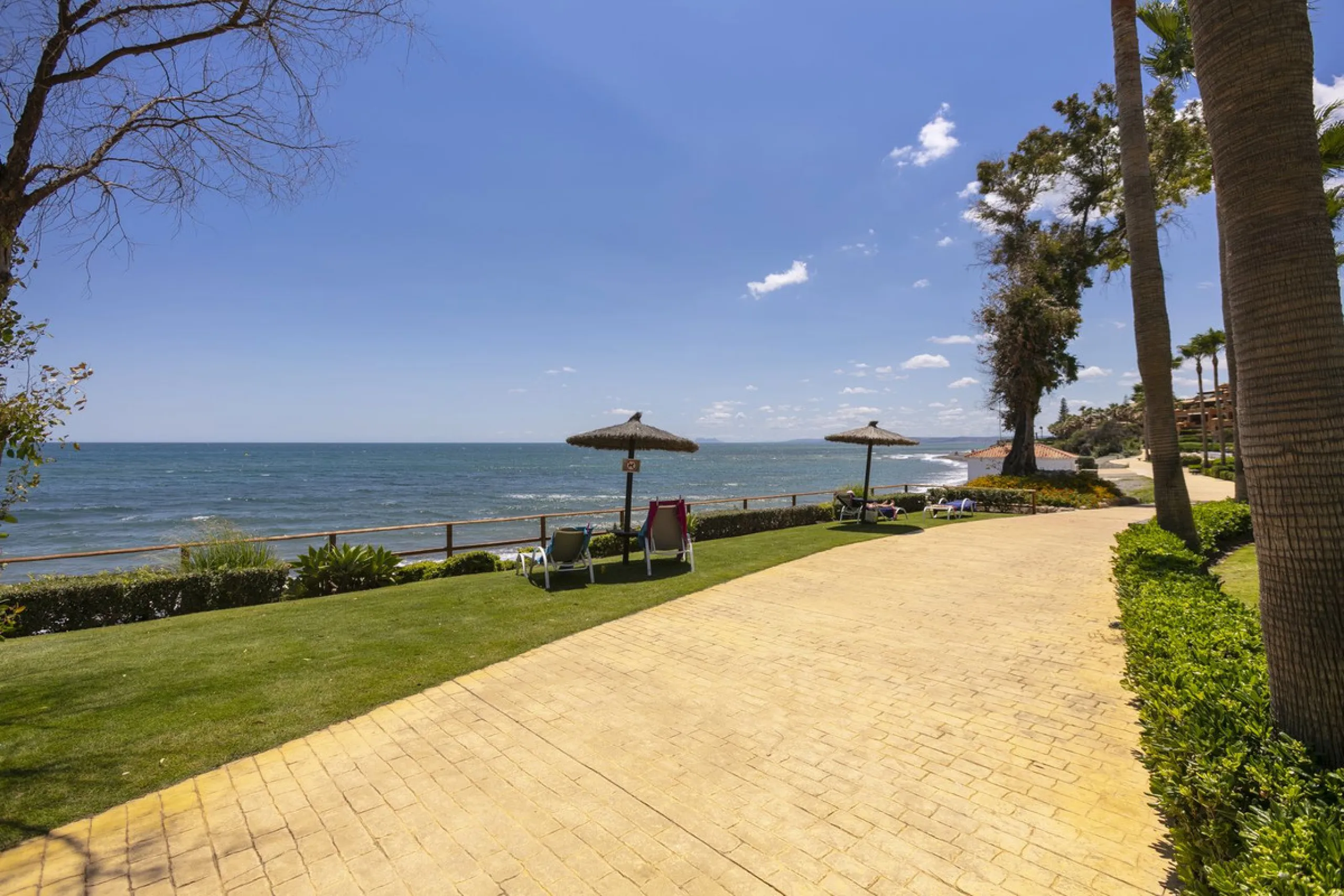 Stunning 3 bed duplex with private rooftop pool located in the exclusive beachfront urbanisation Bahia de la Plata.