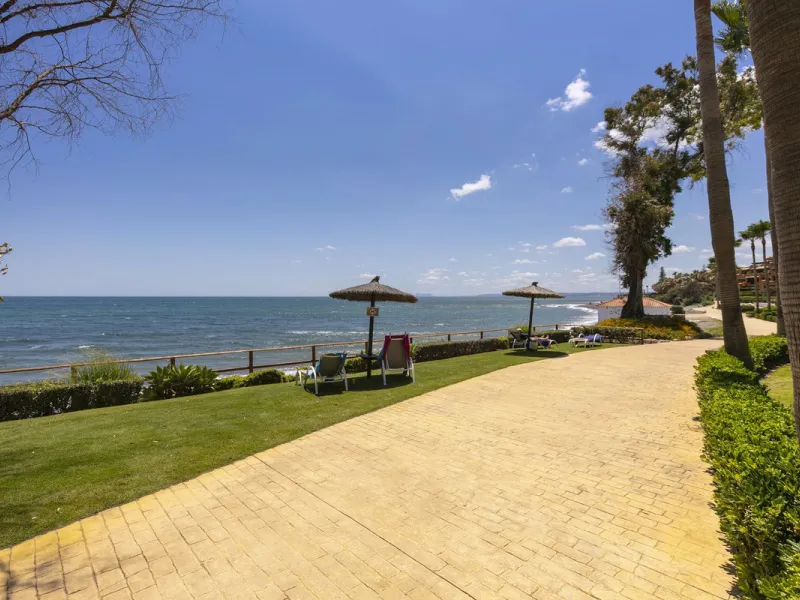 Stunning 3 bed duplex with private rooftop pool located in the exclusive beachfront urbanisation Bahia de la Plata.