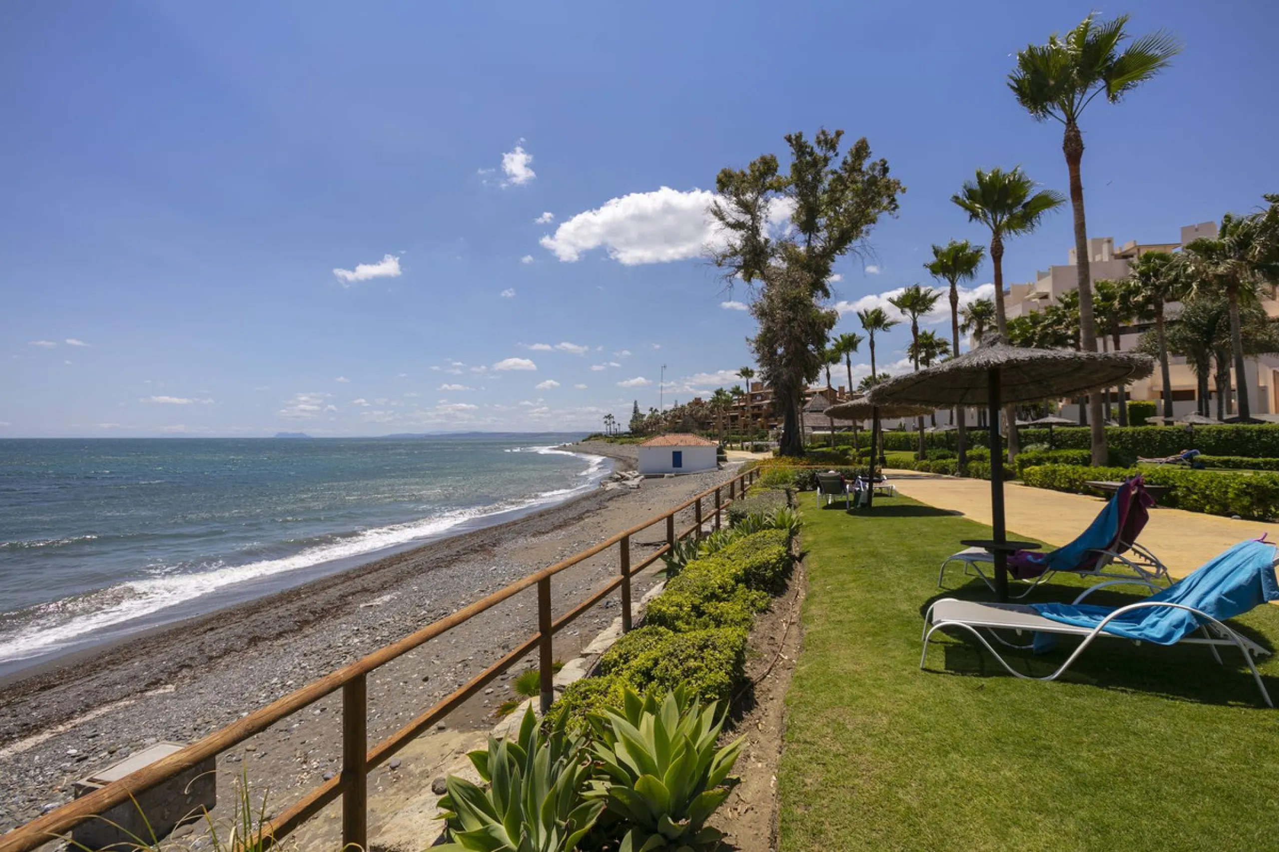 Stunning 3 bed duplex with private rooftop pool located in the exclusive beachfront urbanisation Bahia de la Plata.