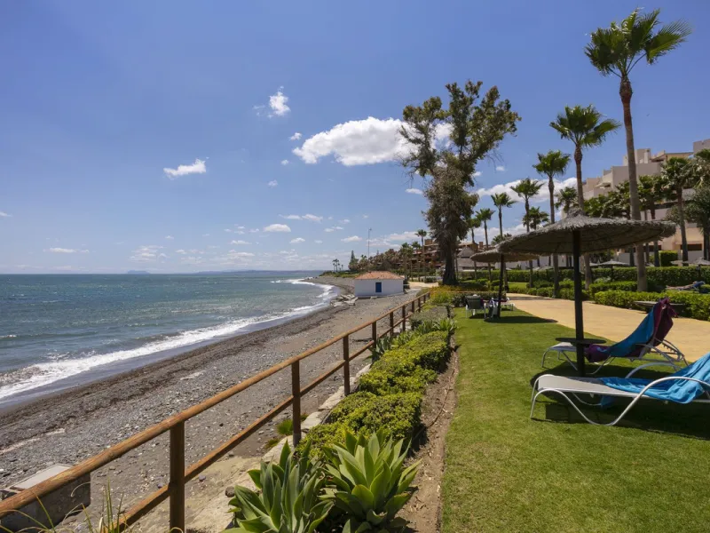 Stunning 3 bed duplex with private rooftop pool located in the exclusive beachfront urbanisation Bahia de la Plata.