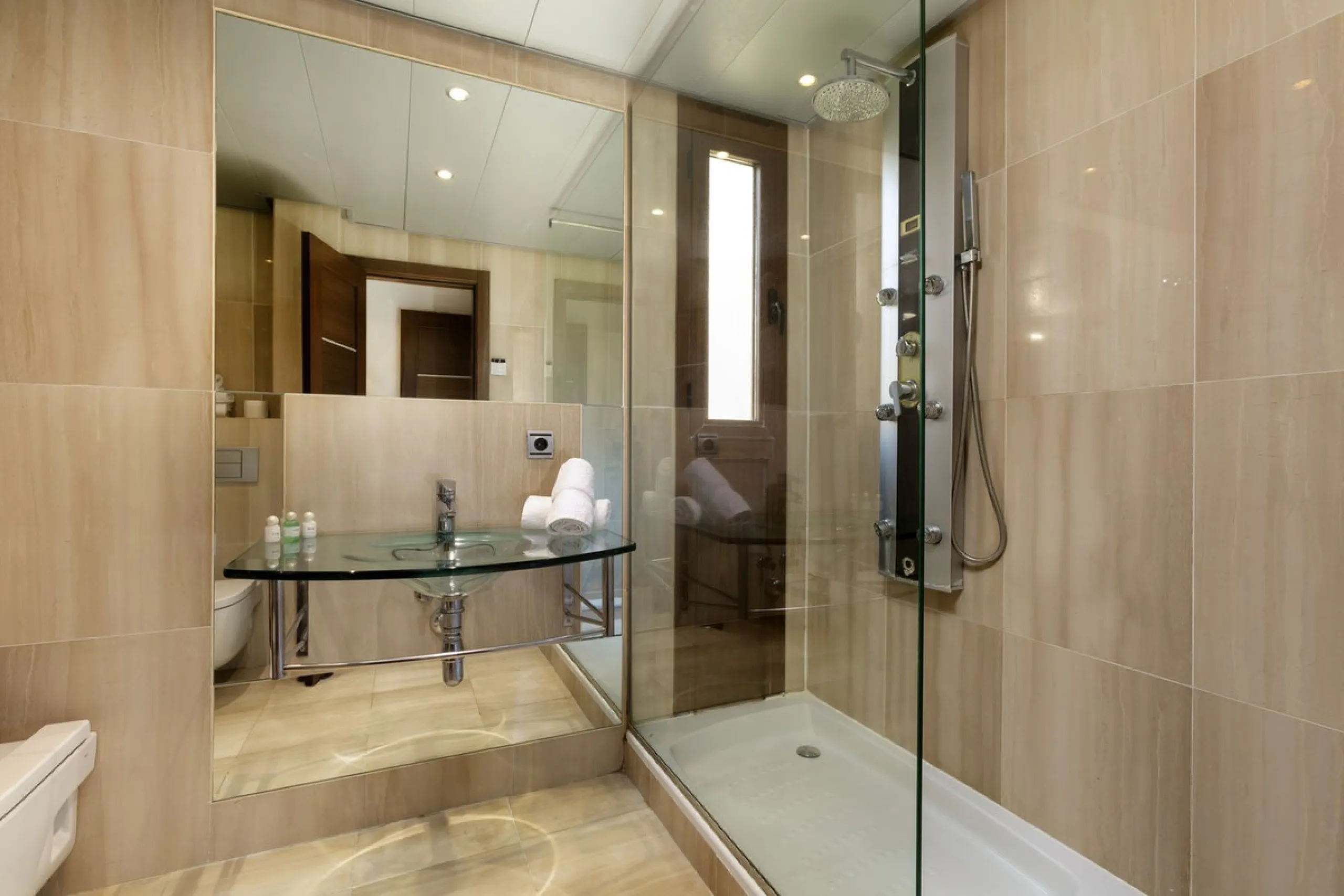 Stunning 3 bed duplex with private rooftop pool located in the exclusive beachfront urbanisation Bahia de la Plata.