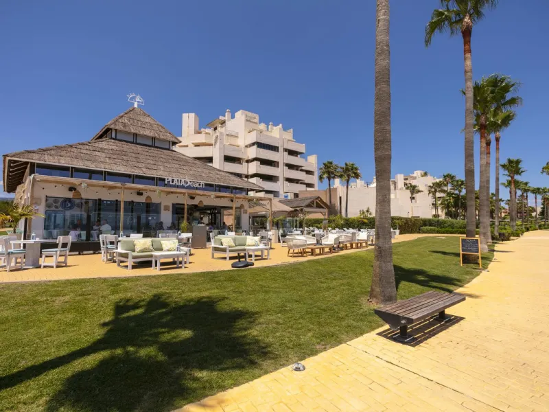 Stunning 3 bed duplex with private rooftop pool located in the exclusive beachfront urbanisation Bahia de la Plata.