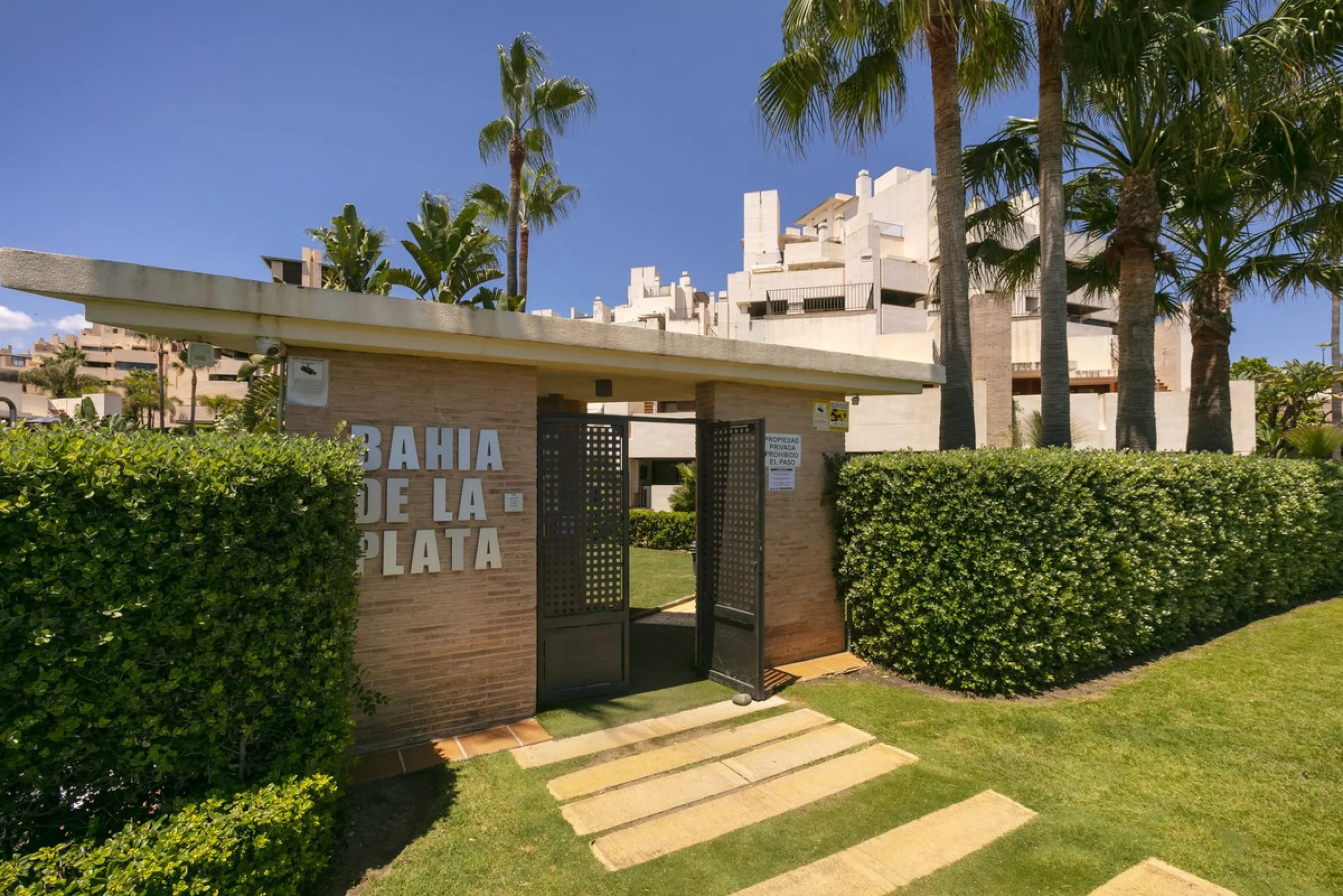 Stunning 3 bed duplex with private rooftop pool located in the exclusive beachfront urbanisation Bahia de la Plata.