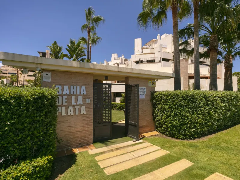 Stunning 3 bed duplex with private rooftop pool located in the exclusive beachfront urbanisation Bahia de la Plata.