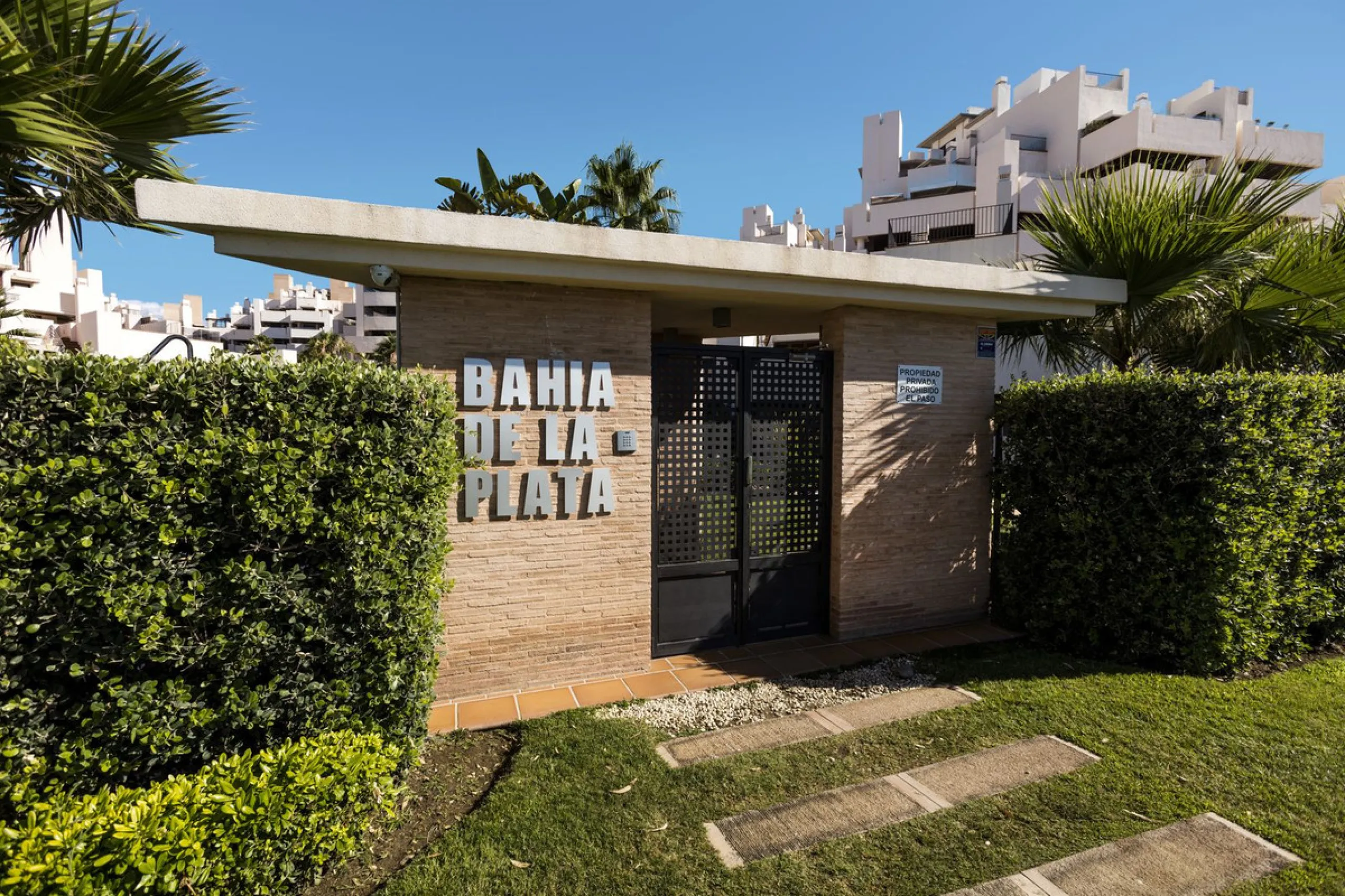 Stunning 3 bed duplex with private rooftop pool located in the exclusive beachfront urbanisation Bahia de la Plata.