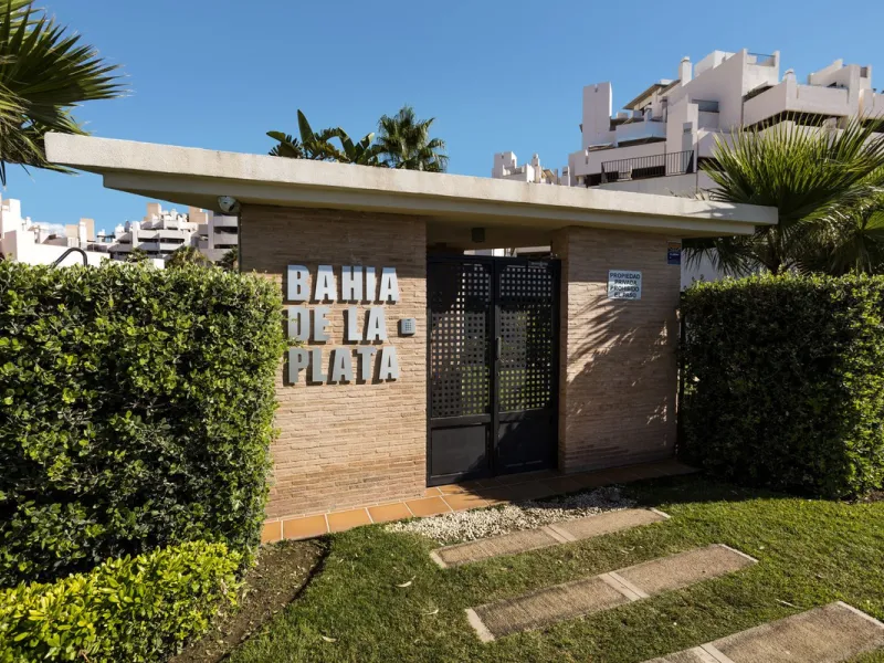Stunning 3 bed duplex with private rooftop pool located in the exclusive beachfront urbanisation Bahia de la Plata.